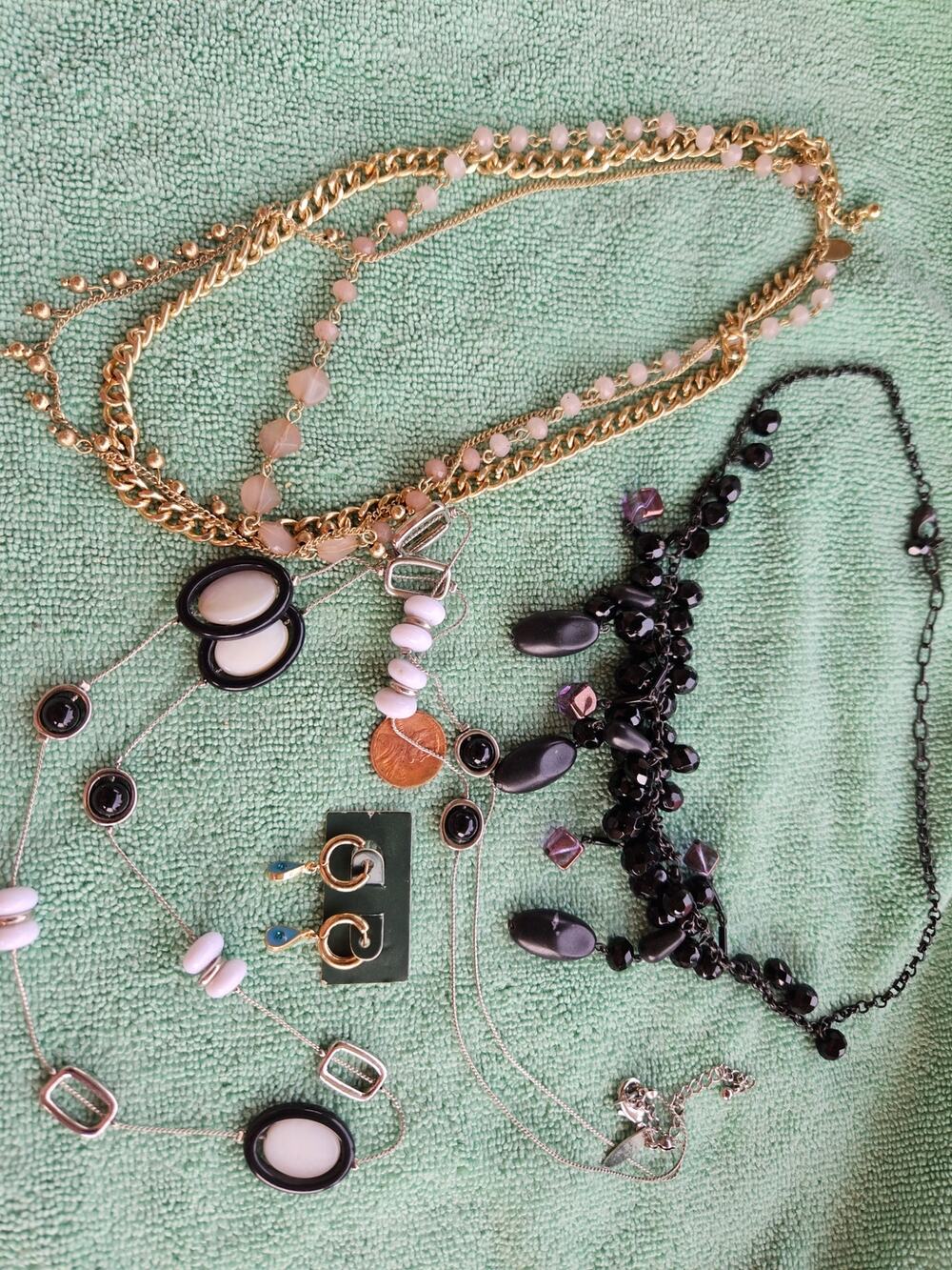 4 pieces of random jewelry